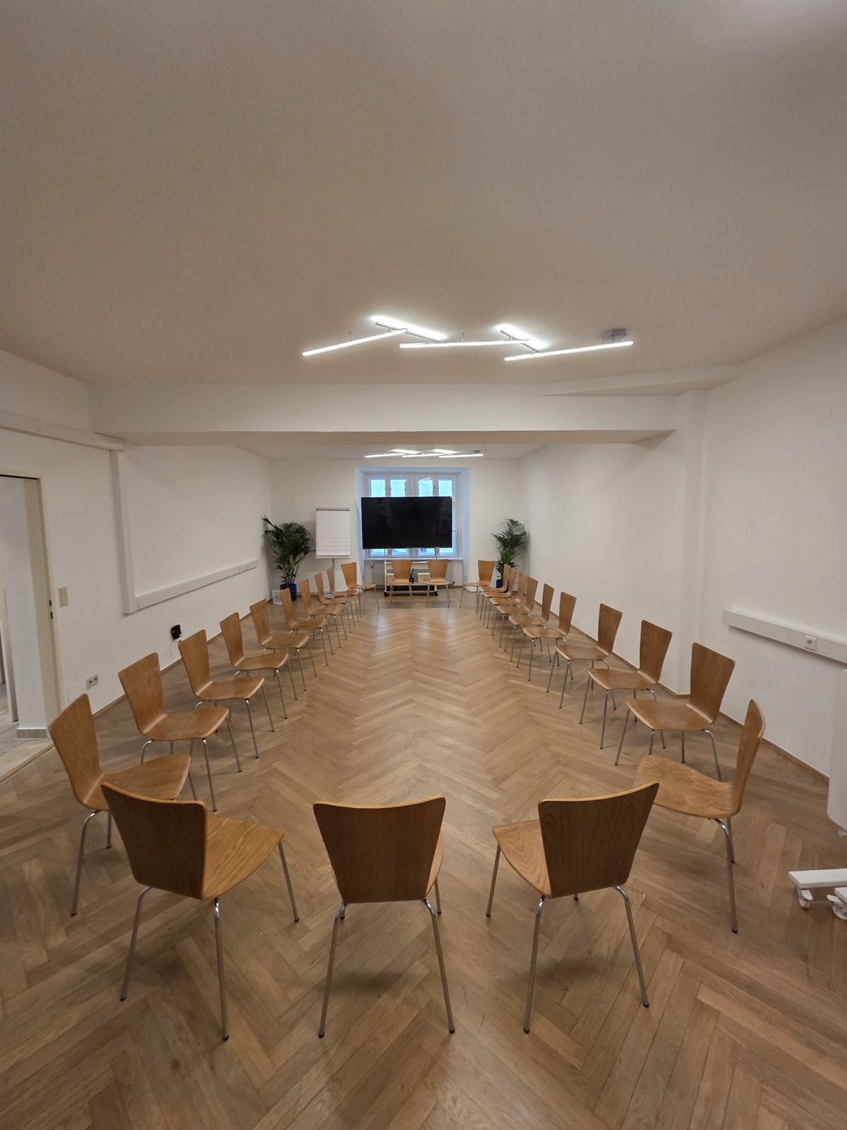 Unser Seminarraum mit Stühlen im Kreis