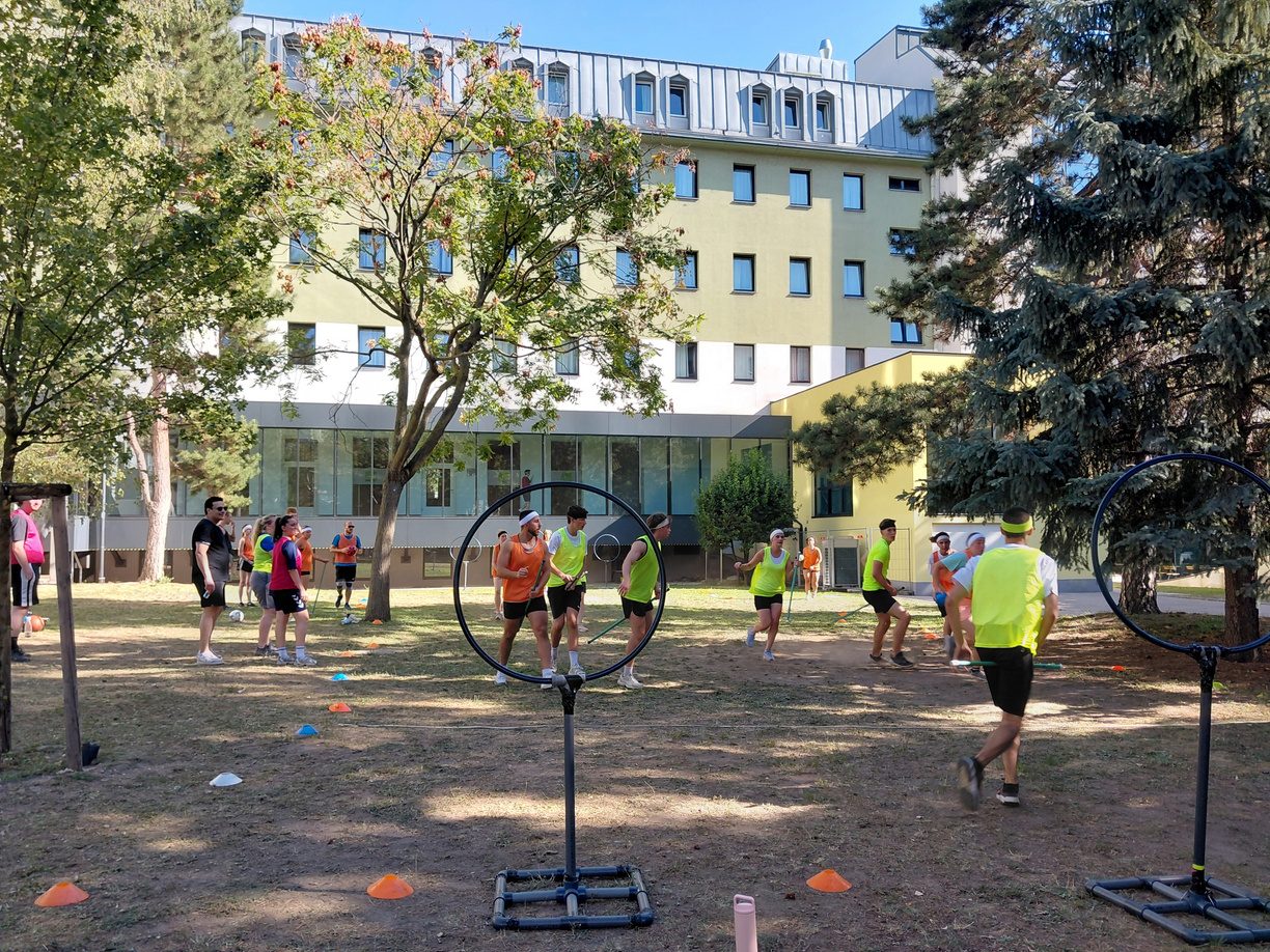 Jugendliche bei einem Teamspiel im Freien