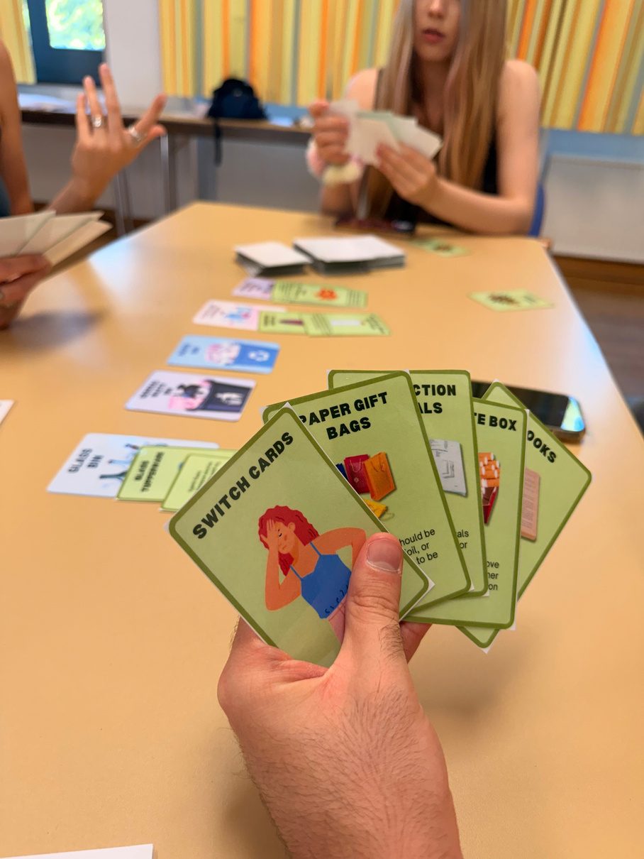 Ein Kartenspiel auf dem Tisch