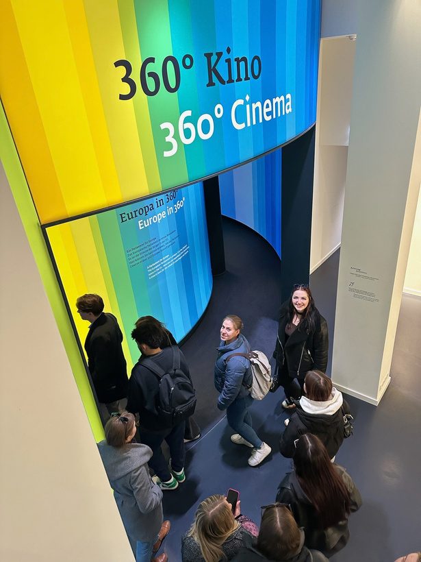 Jugendliche im 360°-Kino