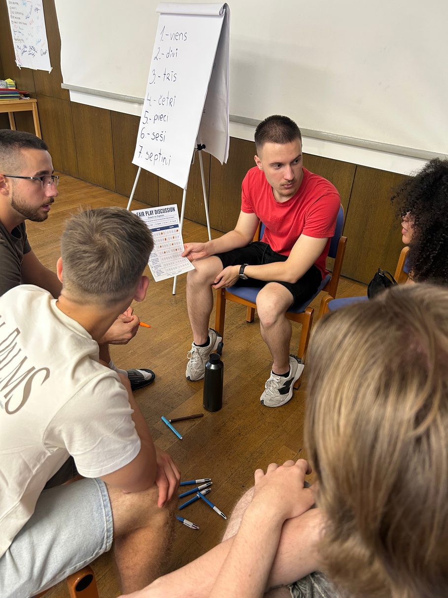 Jugendliche präsentieren am Flipchart