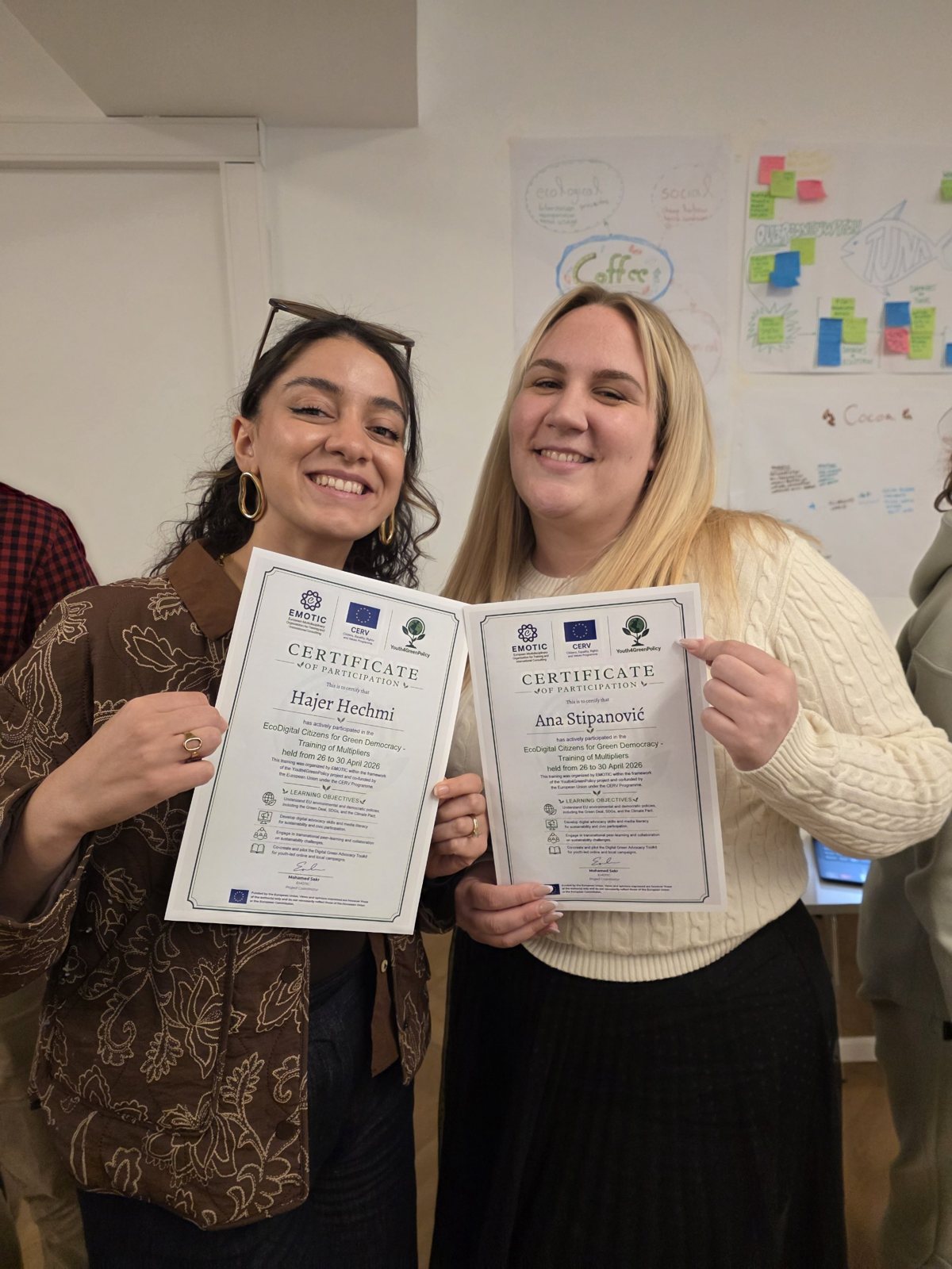 Zwei Teilnehmerinnen mit ihren Zertifikaten der Schulung EcoDigital Citizens for Green Democracy