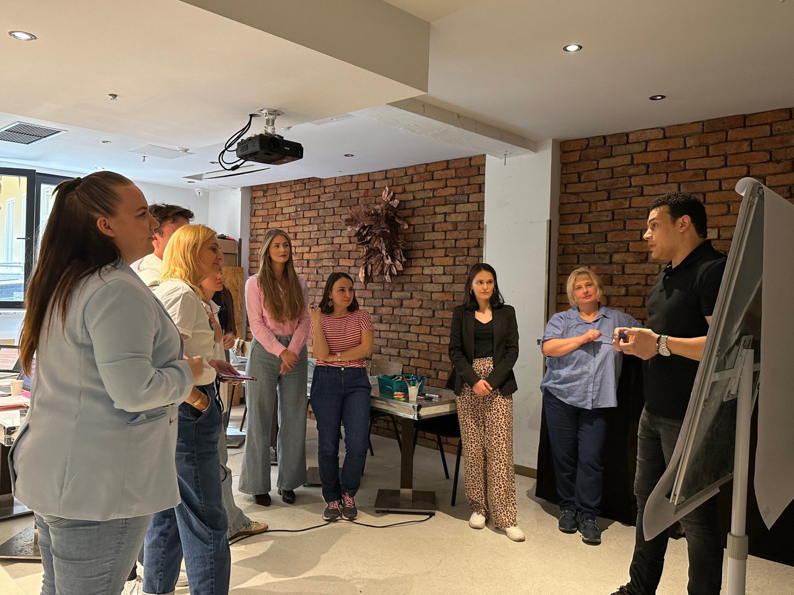 Ein Trainer leitet eine Diskussion am Flipchart
