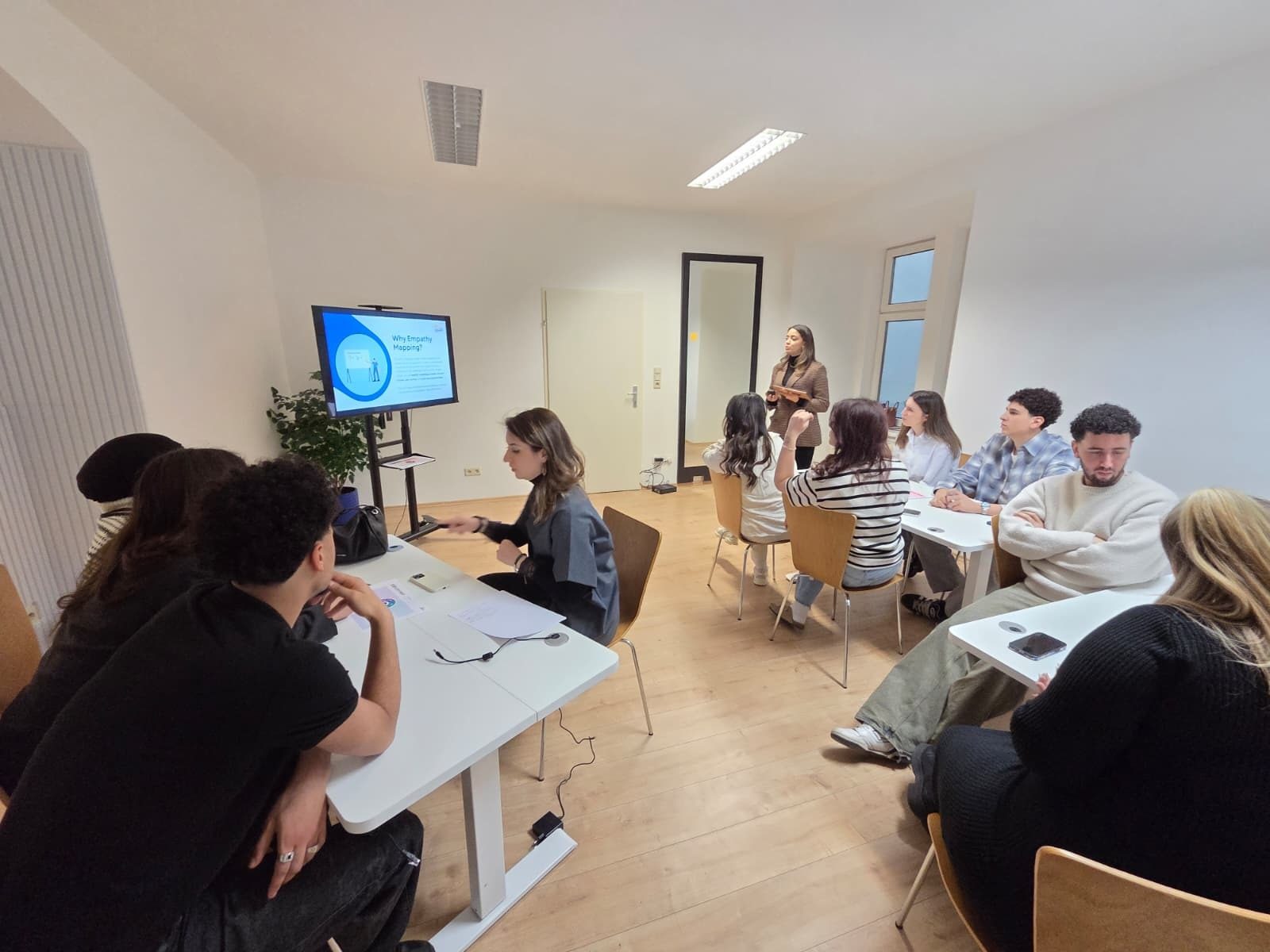 Ein Workshop in Raum 2 mit einer Präsentation am Bildschirm
