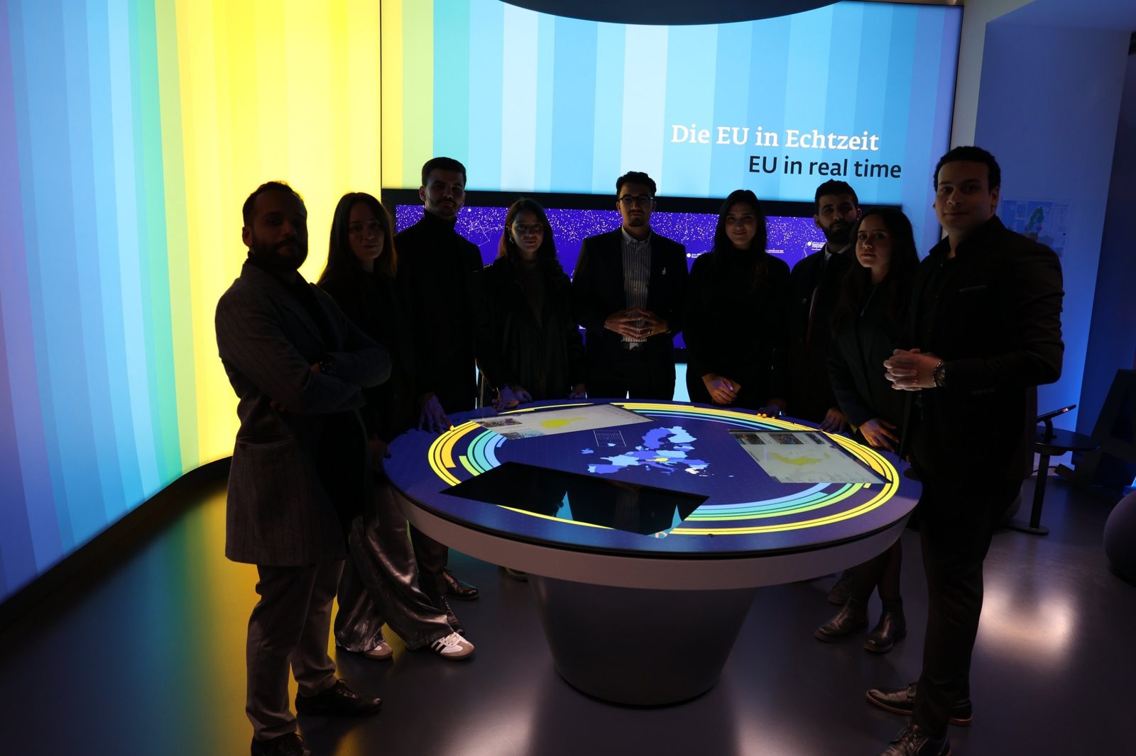 Teilnehmende am interaktiven EU-Tisch im Europa Experience in Wien