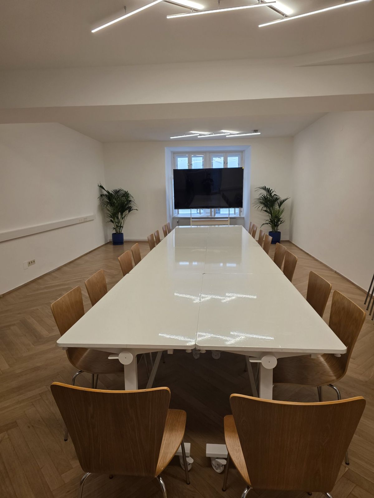 Der Seminarraum mit einem langen Tisch
