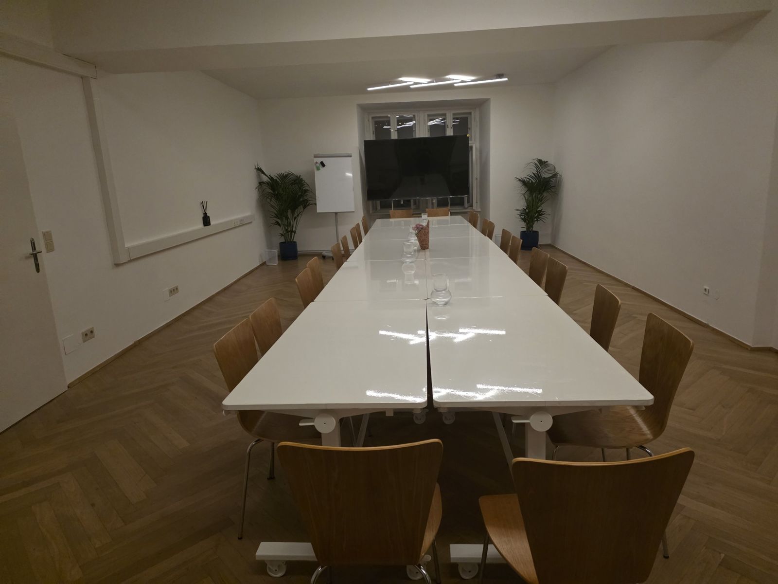Der Seminarraum mit einem langen Tisch am Abend