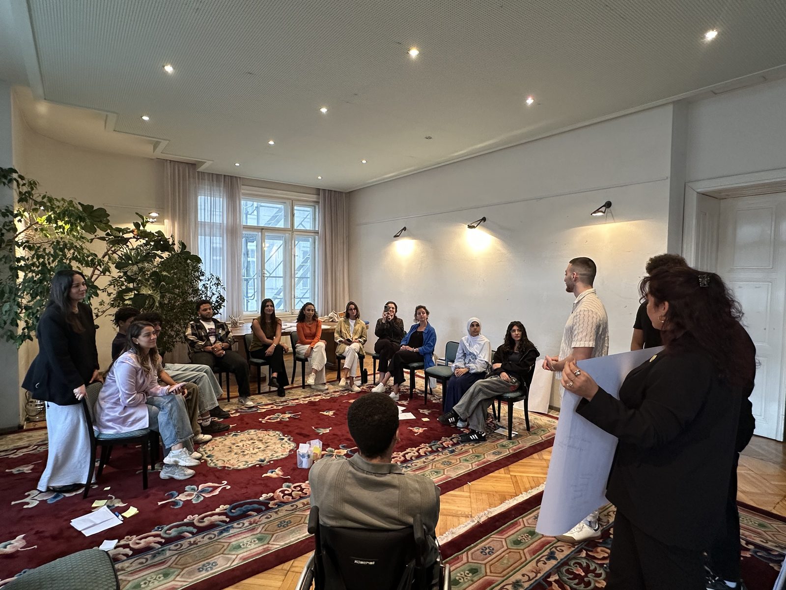 Ein Workshop mit Teilnehmenden im Sitzkreis