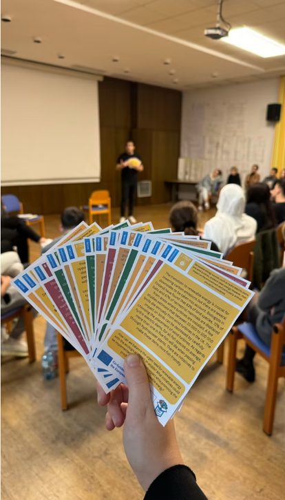 Eine Hand hält SDG-Karten