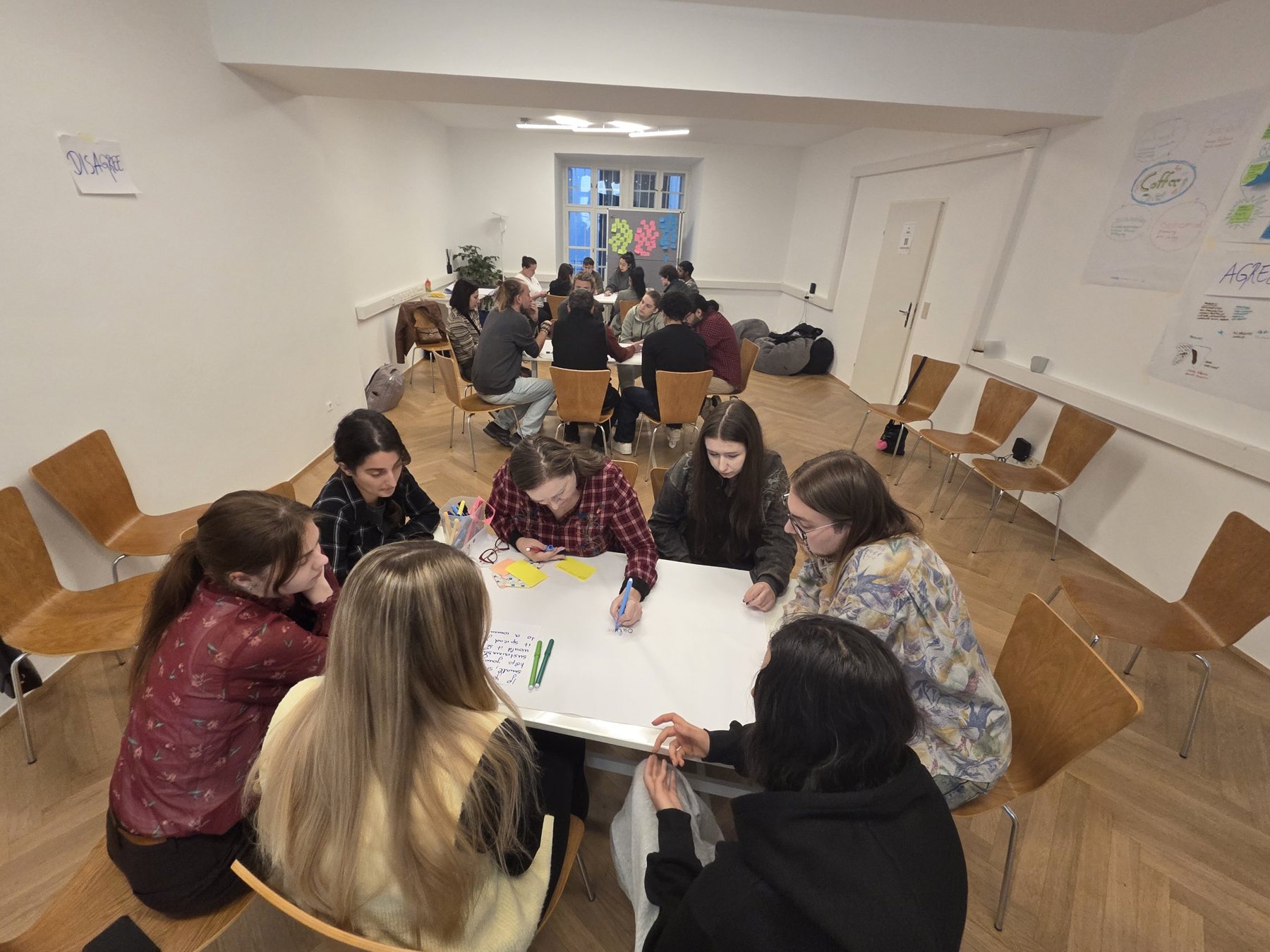 Junge Menschen arbeiten in Kleingruppen bei einem Seminar in unserem Seminarraum