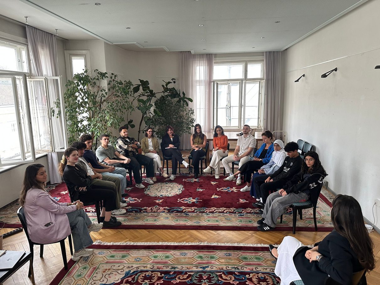 Eine Diskussionsrunde im Sesselkreis