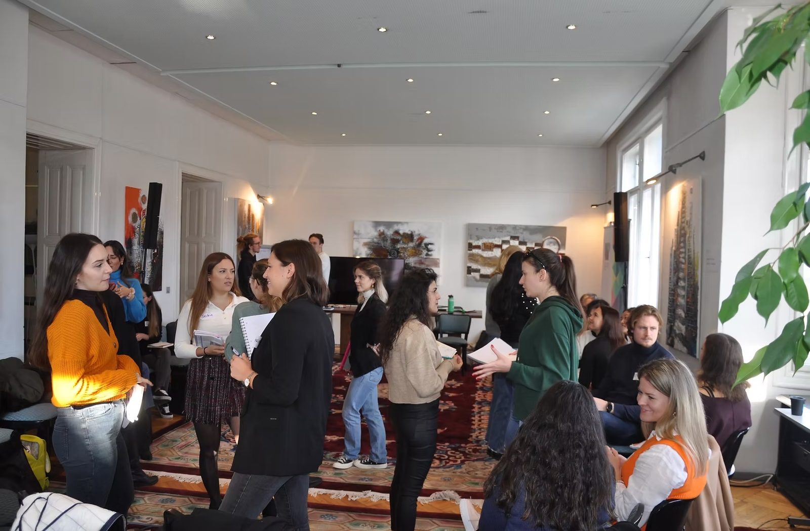 Junge Menschen im Gespräch in Kleingruppen während eines Workshops