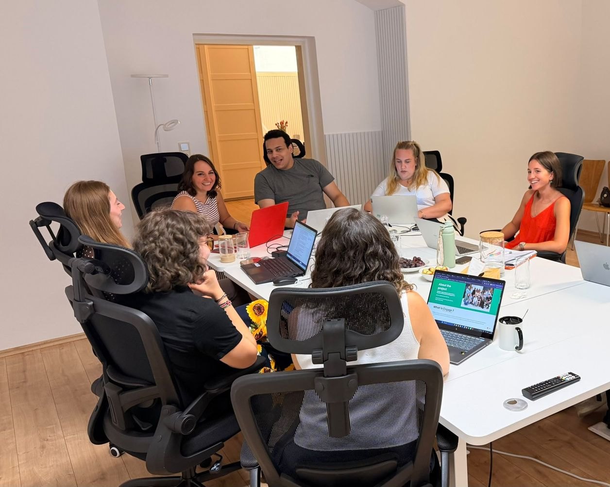 Ein Teammeeting am großen Tisch in Raum 2