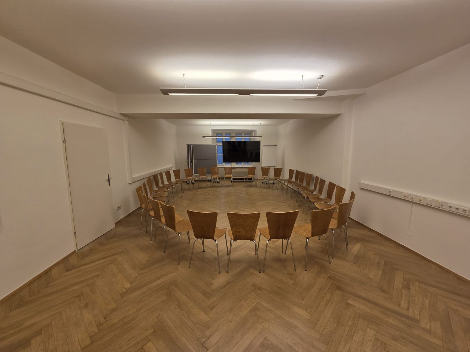 Der Seminarraum mit Stühlen im Kreis